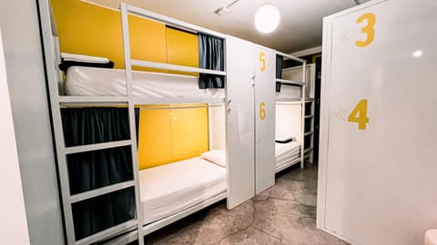 Bedroom, bunk bed