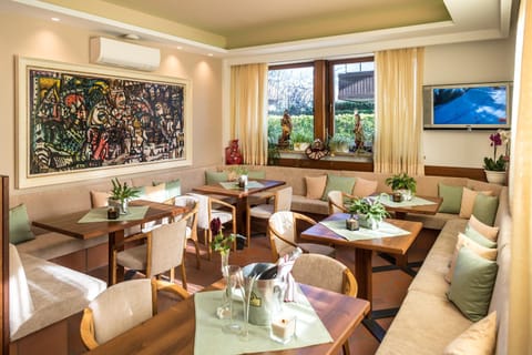 Communal lounge/ TV room, Lounge or bar, Internal: Not applicable to any particular room