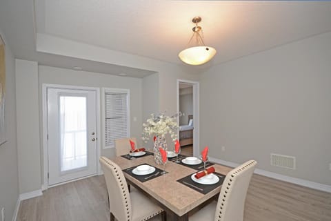 Royal Stays Townhome Collection - 3 Bedroom Townhome in Oakville Eigentumswohnung in Oakville