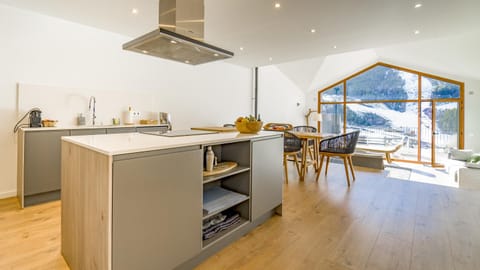 Dining area, kitchen