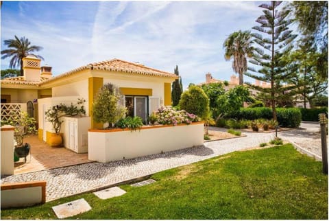 Property building, Facade/entrance, Garden