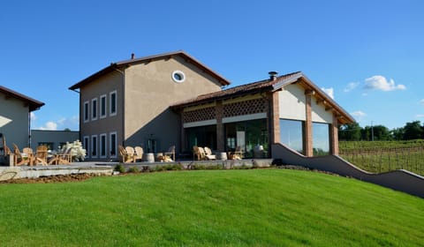 Property building, Day, Garden, Balcony/Terrace