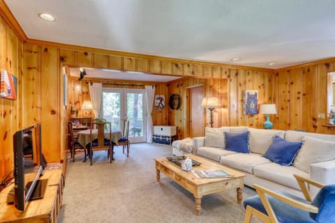 Casual and Cute Cabin Near the Lake House in Tahoe Vista