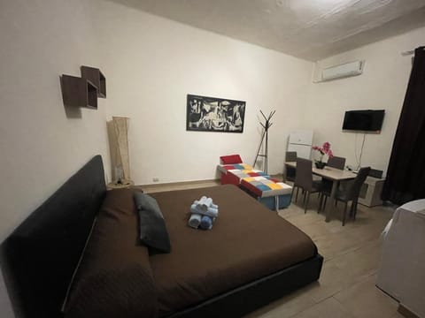 Bed, TV and multimedia, Living room, Photo of the whole room, Bedroom, air conditioner