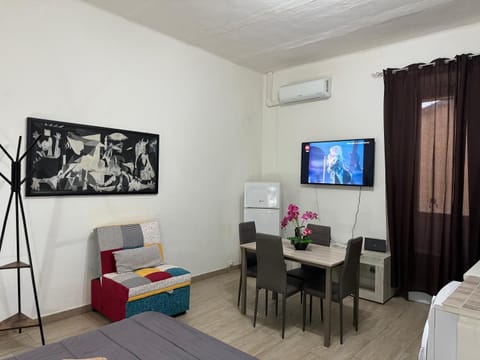 Communal lounge/ TV room, Living room, Photo of the whole room, Seating area, Dining area, air conditioner