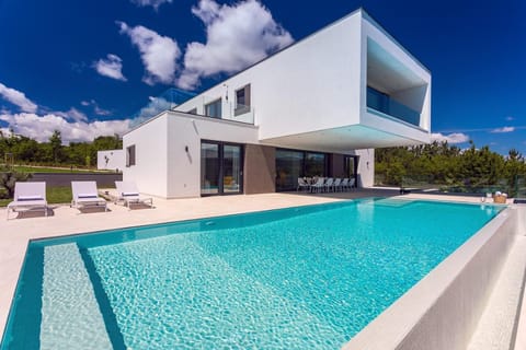 Balcony/Terrace, Mountain view, Swimming pool