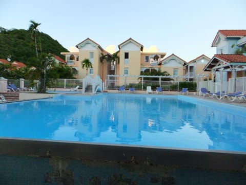 Appartement d'une chambre avec piscine partagee jardin clos et wifi a Sainte Anne a 1 km de la plage Condo in Sainte-Anne