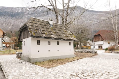 Nearby landmark, Neighbourhood