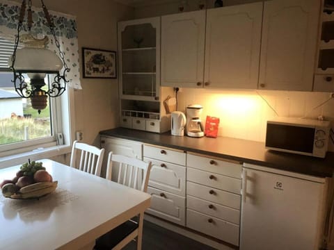 Coffee/tea facilities, Kitchen or kitchenette, Dining area, microwave, kitchen