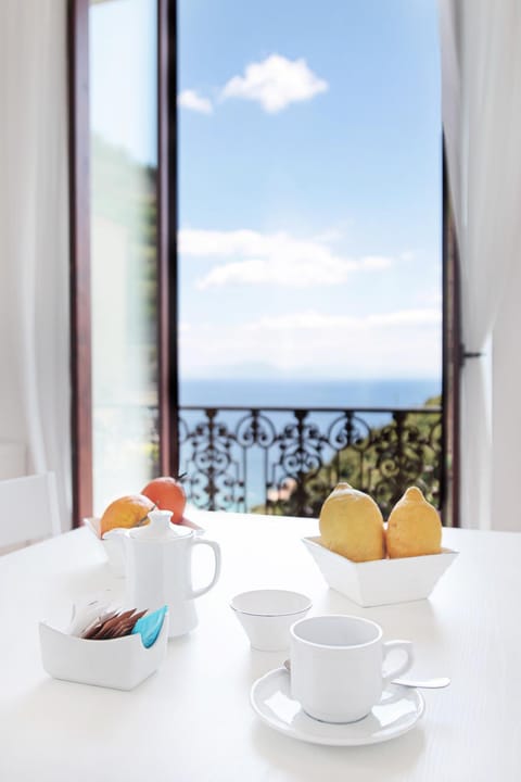 View (from property/room), Decorative detail, Dining area