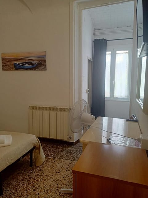 Bed, Living room, Photo of the whole room, Bedroom