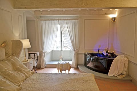 The house with steam room, jacuzzi and theater view Apartment in Cortona