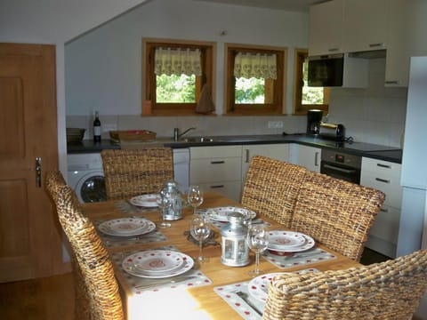 Kitchen or kitchenette, Dining area