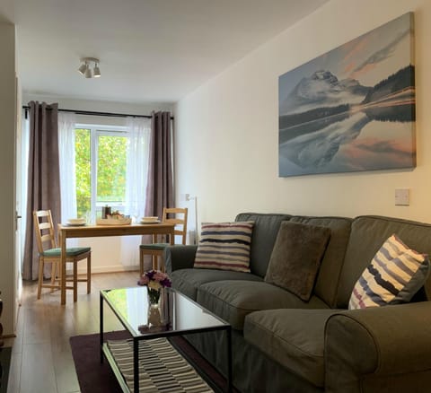 Serviced Apartment Bristol One-Bedroom Southmead Hospital MOD Airbus Apartment in Bristol