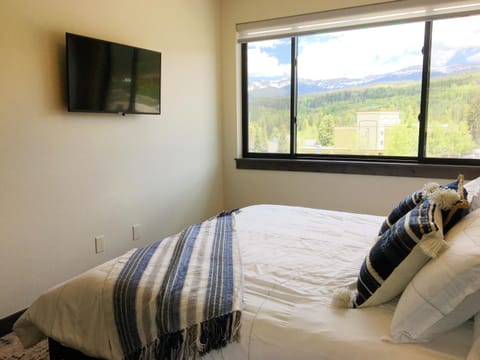 Bed, TV and multimedia, Bedroom