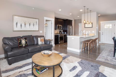 Kitchen or kitchenette, Living room, Seating area, Dining area, oven, stove