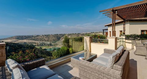 3 bedroom Villa Lania with private pool and wonderful sea views, Aphrodite Hills Resort Villa in Kouklia
