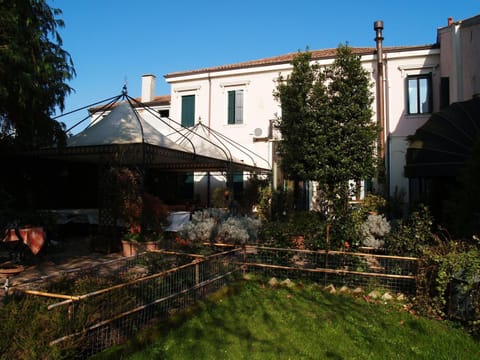 Property building, Facade/entrance, Garden