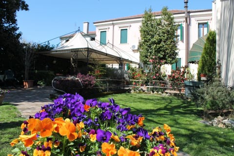 Facade/entrance, Day, Garden