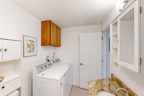 Sakina’s Paradise Two House in Newport