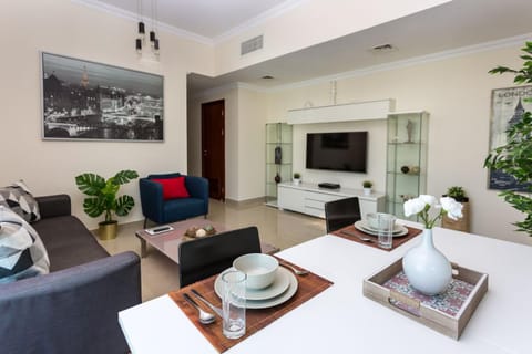 HiGuests - Modern Apt in Dubai Marina With Pool and Gym Condo in Dubai