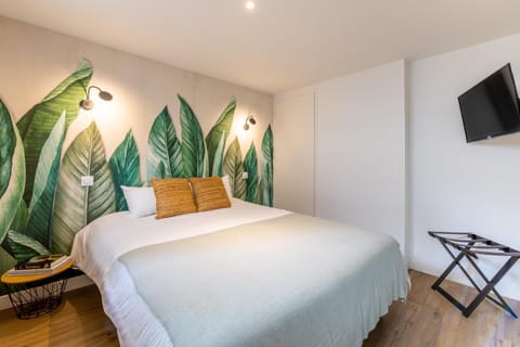 Bed, TV and multimedia, Bedroom