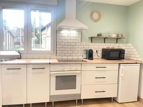 Coffee/tea facilities, Kitchen or kitchenette, minibar, pet friendly, stove