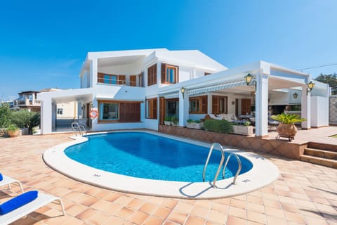 Property building, Patio, Day, Pool view, Swimming pool, sunbed