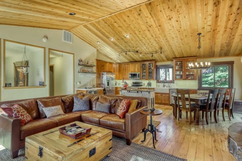 Tastefully-Updated, Classic Tahoe Family Home Haus in Truckee