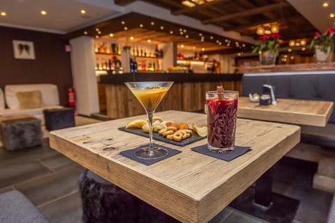 Lounge or bar, Food and drinks, Food, Drinks, Alcoholic drinks