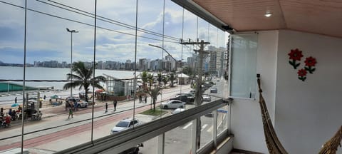 Apartamento na Avenida BEIRA MAR -PÉ NA AREIA -VISTA TOTAL PARA O MAR -ÚNICO SENSAÇÃO DE CASA TÉRREA A BEIRA MAR - COZINHA EQUIPADA -AIR FRYER -ÁREA DE CHURRASCO PRIVATIVA- TVS SMART- DISNEY PLUS E OUTROS-PRAIA IDEAL PARA CRIANÇAS-PET FRIENDLY Apartment in Guarapari