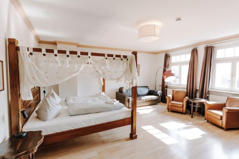 Bed, Living room, Photo of the whole room, Seating area, Bedroom