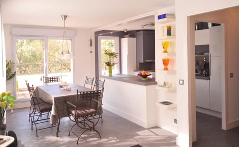 Kitchen or kitchenette, Dining area