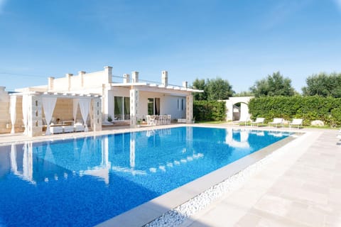 Property building, Day, Pool view, Swimming pool, sunbed