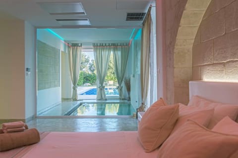 Bed, Photo of the whole room, Bedroom, Pool view, Swimming pool, sunbed