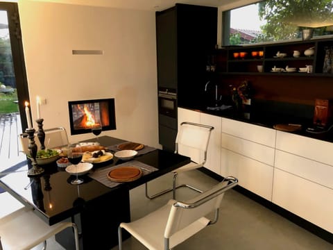 Kitchen or kitchenette, Dining area