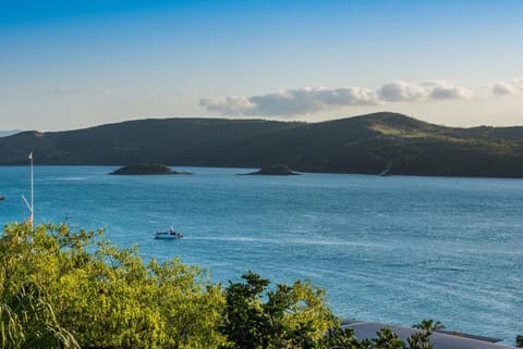 Waves 3 Luxury 3 Bedroom Endless Ocean Views Central Location + Buggy House in Whitsundays