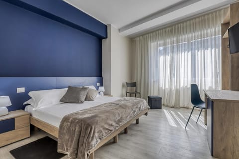 Bed, TV and multimedia, Bedroom