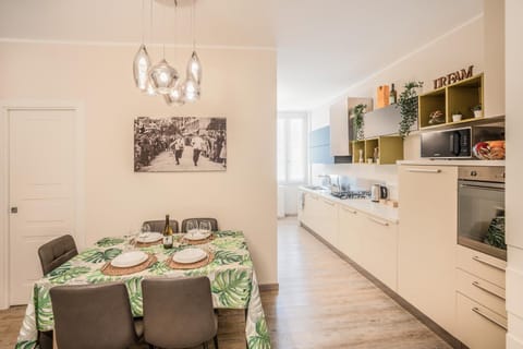 Kitchen or kitchenette, Dining area, minibar, pet friendly, stove