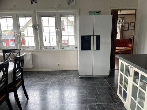 Kitchen or kitchenette, Dining area, pet friendly