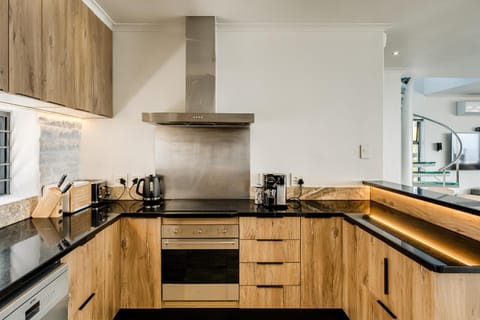 Coffee/tea facilities, Kitchen or kitchenette, dishwasher, stove, toaster