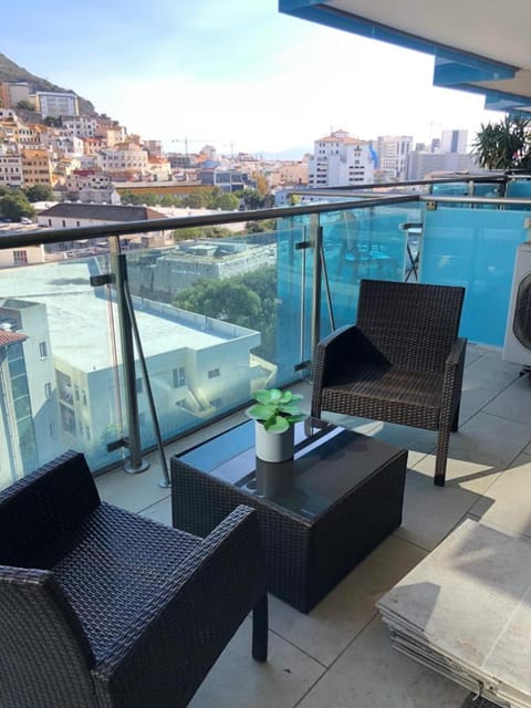 Swimming pools Apartment in Ocean Village - 2 bed 2 bath Rock view Condominio in Gibraltar