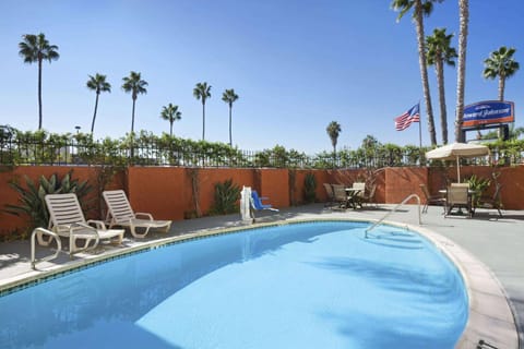 Howard Johnson by Wyndham San Diego Sea World Hotel in Point Loma