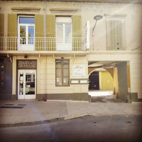 Hôtel Du Cours Hotel in Pertuis
