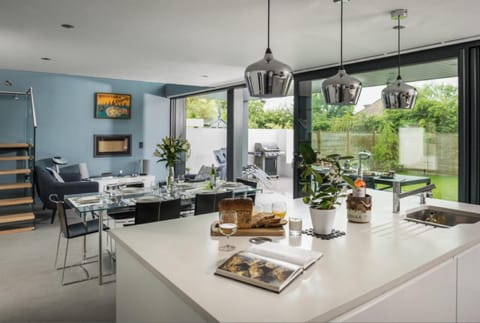 Kitchen or kitchenette, Photo of the whole room, Dining area