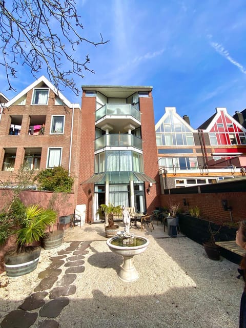 Property building, Facade/entrance, Garden