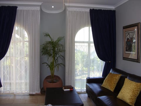 Little Umhlanga. Sunflower suite. Bed and Breakfast in Pretoria