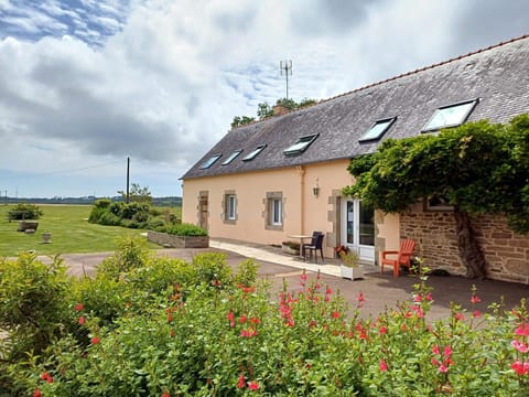 Property building, Facade/entrance, Garden, Garden view