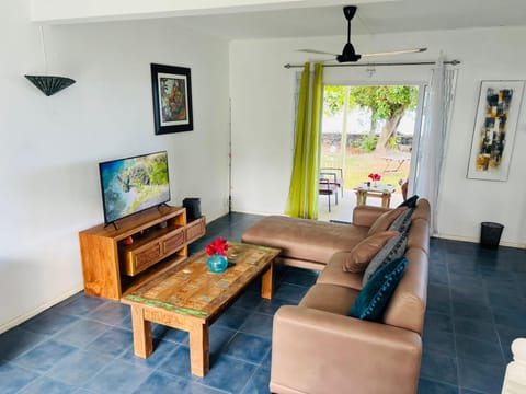 Living room, Garden view, Sea view