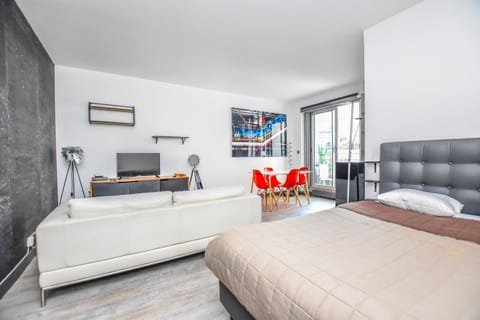 Luxe Neuilly s/ Seine Condo in Levallois-Perret